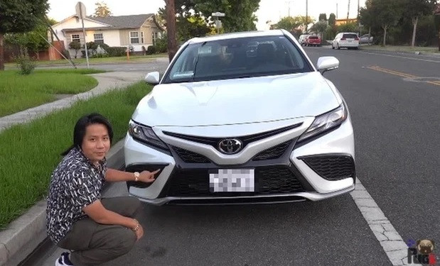 Không chỉ vậy, Khoa Pug từng chi 10 tỷ đồng để sang Mỹ du học và chốt mua chiếc xe Toyota 800 triệu đồng. Ảnh: Youtube