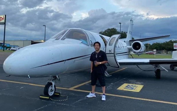 Trước khi quyết định mua máy bay, Khoa Pug còn "đốt" tiền sương sương bằng cách thuê máy bay phản lực 250 triệu/ tiếng để bay vòng vòng chơi. Ảnh: Youtube