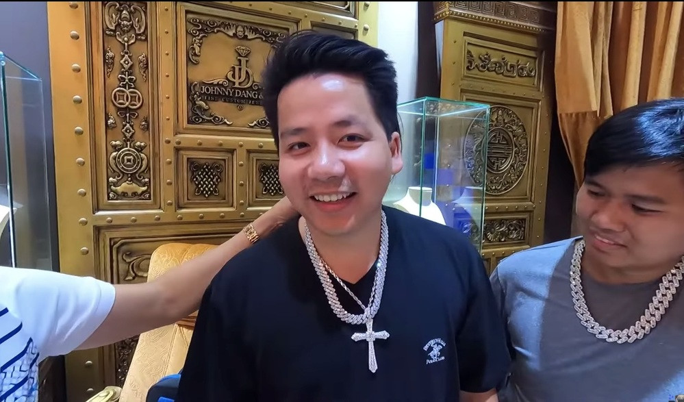 Cũng trong chuyến đi Mỹ lần này, YouTuber Khoa Pug sắm 1 sợi dây chuyền kim cương của Johnny Đặng, giá 31.000 USD (khoảng 700 triệu đồng). Ảnh: Dân Việt