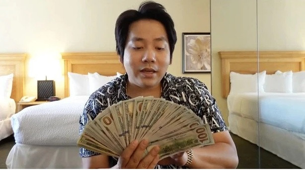 Khoa Pug sở hữu kênh YouTube về ẩm thực, du lịch gần 5 triệu thành viên theo dõi. Theo ước tính từ Social Blade, chuyên trang thống kê độc lập uy tín nhất thế giới, doanh thu mỗi năm của kênh Khoa Pug là 89.600 USD đến 1,4 triệu USD (khoảng 2 tỷ đồng đến 32 tỷ đồng). Ảnh: Internet