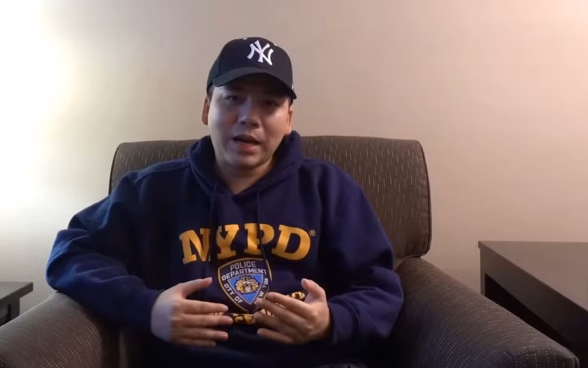 Chi 2 ty keo dai chan, Khoa Pug giau co nao?