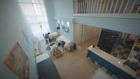 Hình ảnh Vũ Cát Tường khệ nệ bưng bê dọn dẹp căn nhà, tháo từng lớp vỏ bọc ghế, sắp xếp từng ngóc ngách khiến khán giả cảm thấy thú vị. Ảnh chụp màn hình