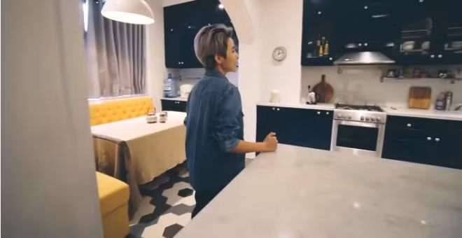 Mấy năm qua, Vũ Cát Tường thuê một căn nhà rộng lớn ở một mình. Ảnh chụp màn hình