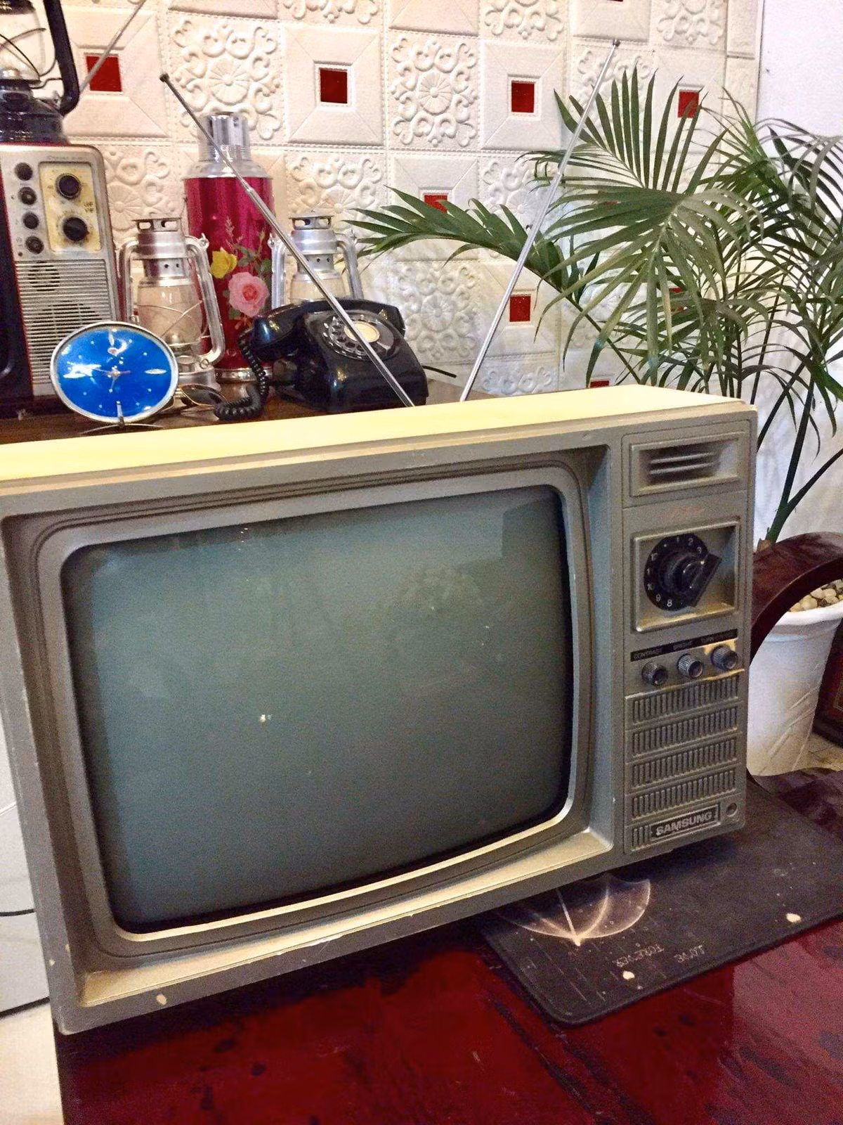 Ở thời bao cấp, chiếc ti vi đen trắng được coi là cả một gia tài mà chỉ gia đình có điều kiện mới mua được. Ngày đó, một chiếc ti vi đen trắng có giá tới 7 - 10 chỉ vàng. Ảnh: Facebook