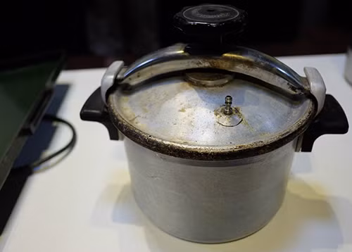 Ngày xưa, chỉ những gia đình có người đi lao động, học tập ở Liên Xô mới có được chiếc nồi áp suất. Ảnh: NLĐ