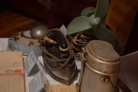 Bàn là Liên Xô và quạt con cóc là những vật dụng chỉ có trong nhà đại gia thời bao cấp. Ảnh: Tiền phong