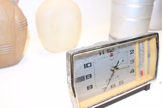 Ngoài nồi áp suất, chỉ nhà ai có con đi Liên Xô mới mang được những chiếc đồng hồ này về. Trong nước hồi đó chỉ có thể mua được đồng hồ Trung Quốc. Ảnh: Zing