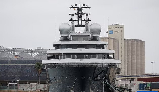 Theo nguồn tin của Reuters, siêu du thuyền được cho là thuộc sở hữu của nhà tài phiệt người Nga Igor Sechin, người đứng đầu tập đoàn dầu khí Rosneft.