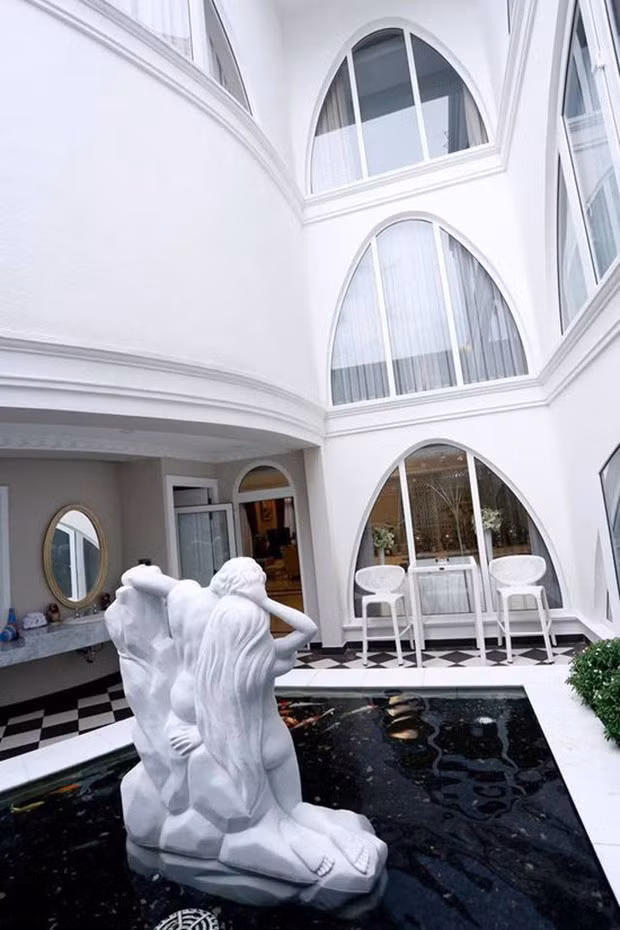 Nhìn từ bên ngoài, căn biệt thự của Hoa hậu Giáng My trông không khác gì một tòa lâu đài trắng.