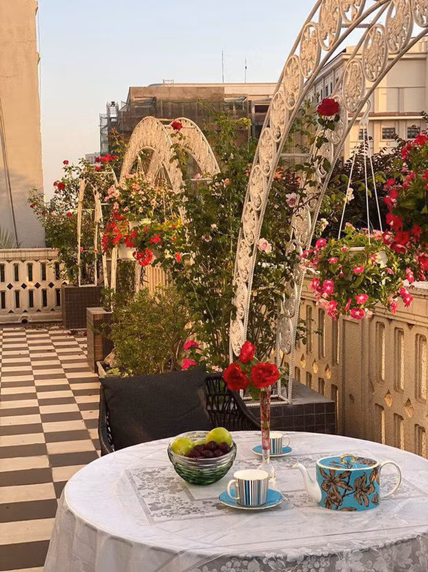 Hoa hồng bài trí quanh các khu vực lối đi.