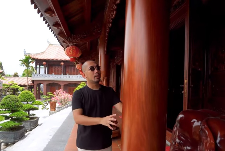 Căn nhà có tới 46 cột trụ gỗ, đường kính gần 50 cm.