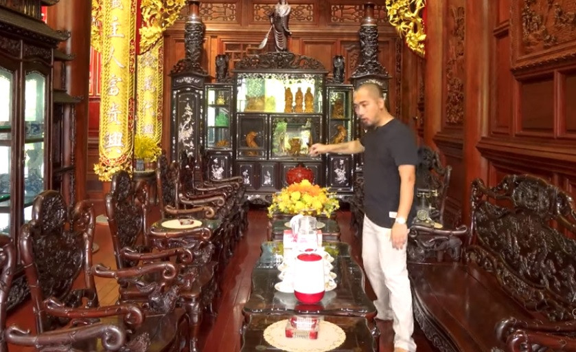 Tại không gian tiếp khách là bộ bàn ghế bằng gỗ trắc từ những năm 1990.