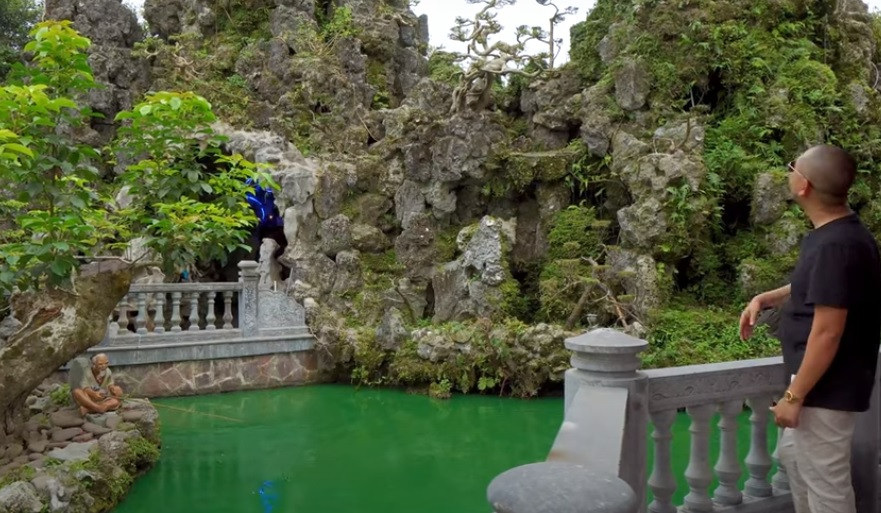 Trong khuôn viên biệt phủ còn có ao cá rộng rãi và tượng đá đồ sộ. Nguồn ảnh: chụp màn hình NhaTo