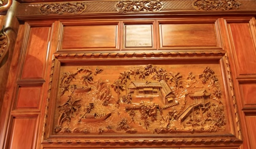 Tranh gỗ điêu khắc cầu kỳ.