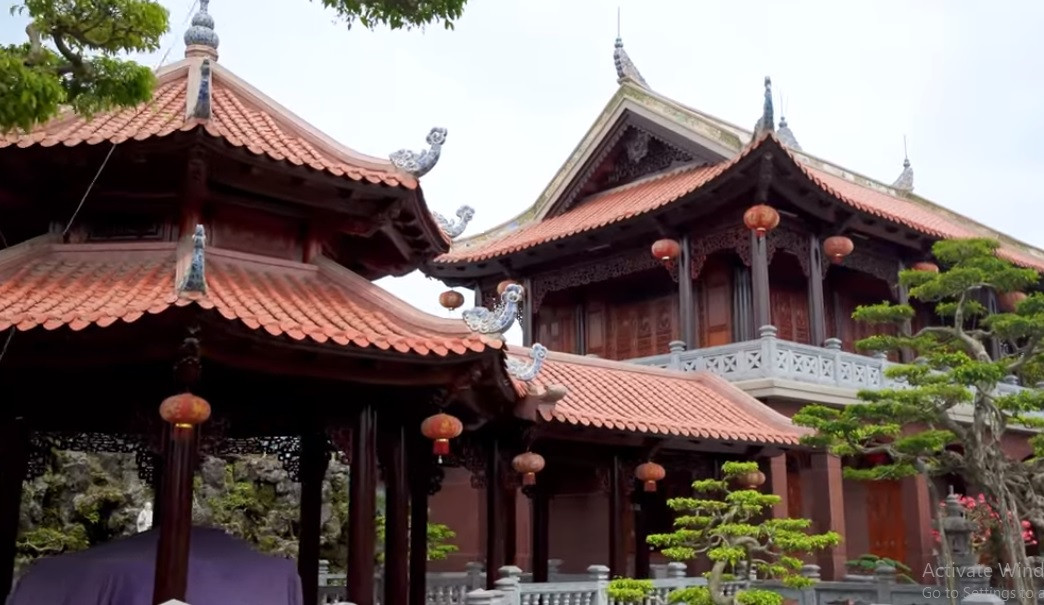 Bên ngoài treo nhiều đèn lồng mang kiến trúc Trung Hoa xưa.