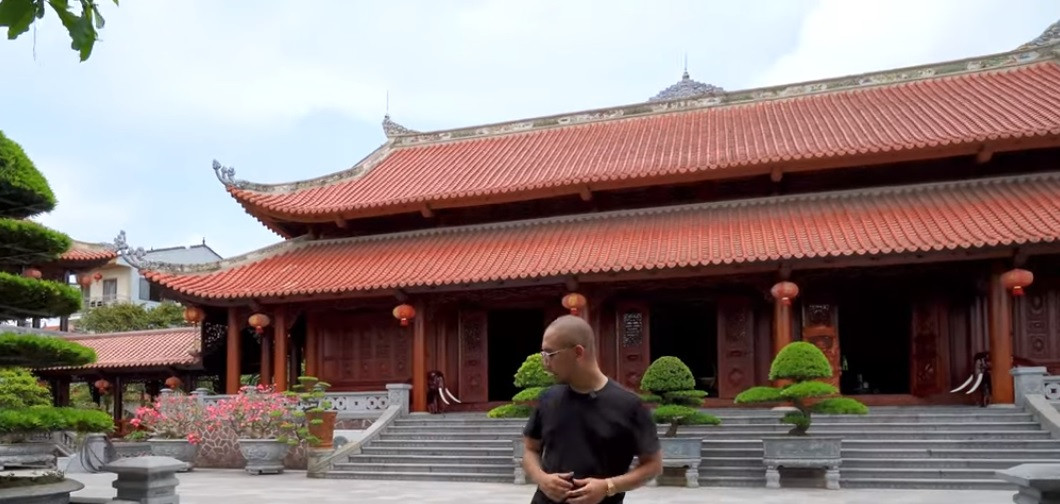 Hệ mái ngói màu đỏ nổi bật giống như biệt phủ thường thấy trong các bộ phim Trung Quốc.