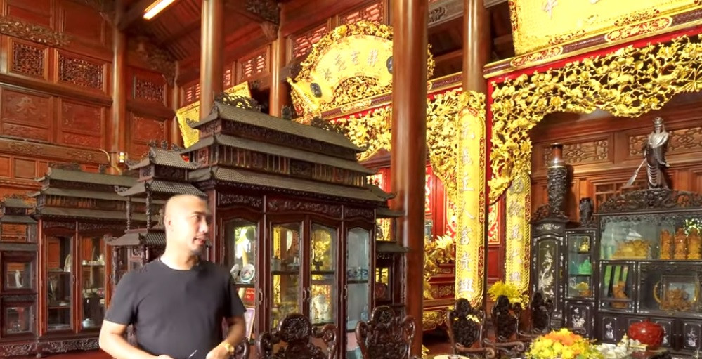 Căn nhà gỗ trung tâm có diện tích khoảng 300m2. Ngoài gian chính ở giữa, hai bên là hai gian phòng ngủ.