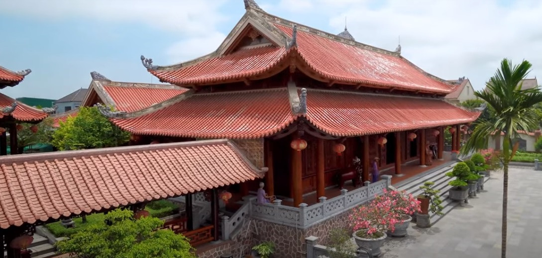 Toàn bộ căn biệt phủ được xây dựng bằng gỗ hương Lào.