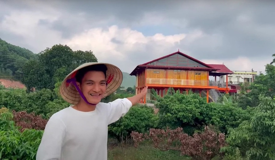 Không chỉ chăm lo cho gia đình nhỏ, Mạc Văn Khoa còn xây dựng lại cơ ngơi tại quê nhà cho bố mẹ. Ảnh chụp màn hình