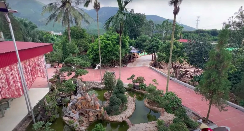 Dân tình không khỏi trầm trồ vì khoảng sân vườn trong nhà Mạc Văn Khoa phủ đầy cây xanh. Ảnh chụp màn hình