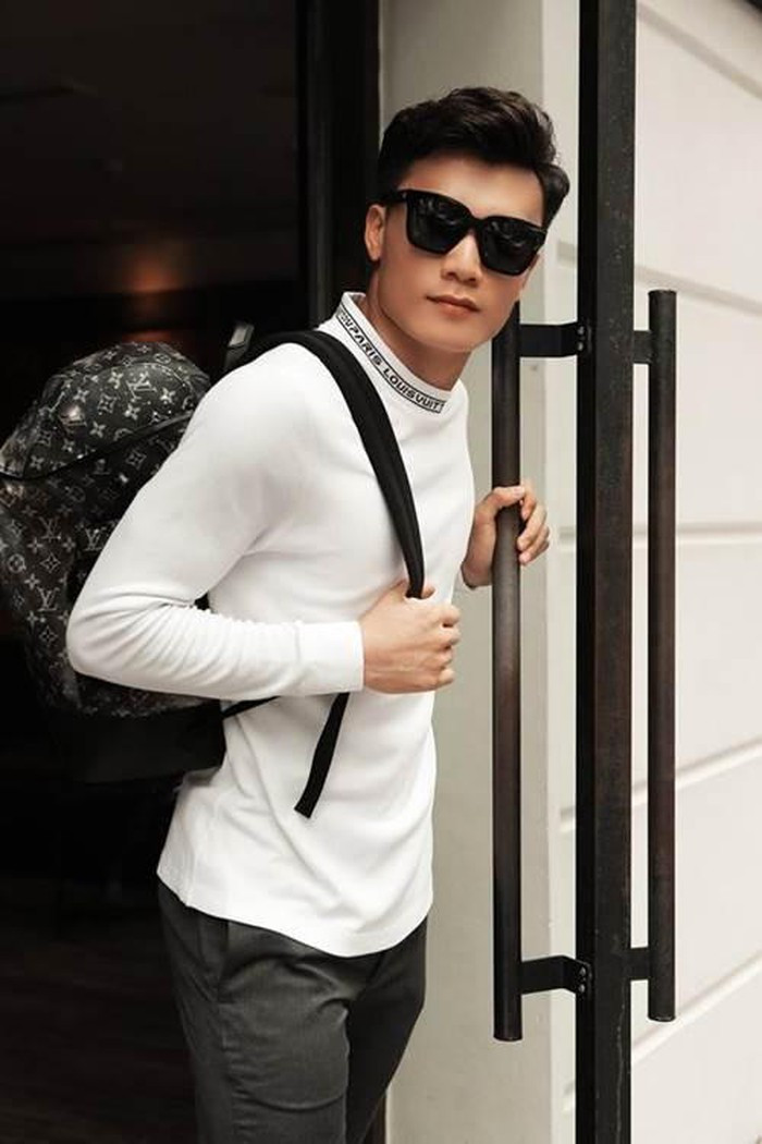 Ngoài siêu xe, thủ môn Bùi Tiến Dũng cũng khiến fan trầm trồ vì món đồ hiệu đắt giá. Ảnh: Ngoisao