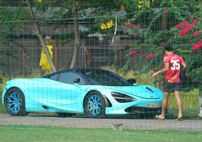 Chàng thủ môn xứ Thanh còn tự phá kỷ lục khi anh đến sân tập với chiếc McLaren 720s màu xanh ngọc, giá từ 24 đến 25 tỷ đồng khi về đến Việt Nam. Ảnh: Nông nghiệp