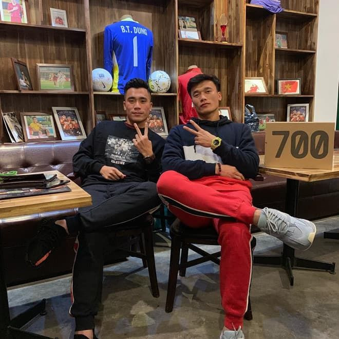 Đôi giày Yeezy 700 của Bùi Tiến Dũng có giá dao động 335-495 USD (tương đương khoảng 7,8 - 11,5 triệu đồng). Ảnh: Dân Việt