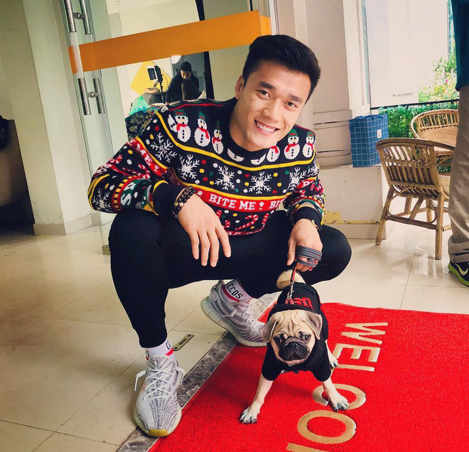 Chàng thủ môn còn sở hữu nhiều đôi giày đắt đỏ. Một trong số đó là mẫu Yeezy Boost 350 V2 "Zebra" giá khoảng 4-6 triệu đồng. Có thời điểm siêu hot, giá đẩy cao lên khoảng 30 triệu đồng. Ảnh: Dân Việt