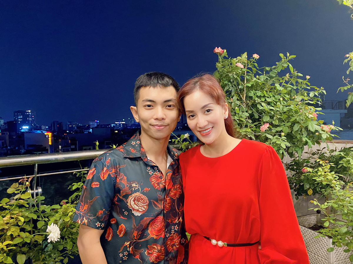 Dù chưa tổ chức hôn lễ nhưng cuộc sống hôn nhân hạnh phúc của Khánh Thi - Phan Hiển khiến khán giá không khỏi ngưỡng mộ. Cặp đôi đang rất hạnh phúc trong ngôi nhà tràn ngập hoa hồng. Ảnh: FBNV