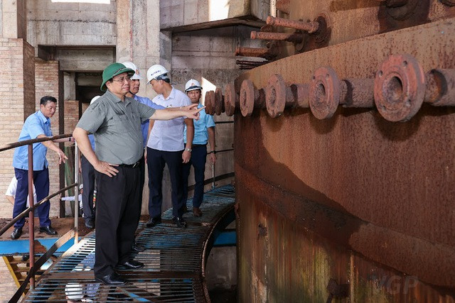 Trực tiếp khảo sát tại hiện trường, Thủ tướng bày tỏ sự xót ruột và sốt ruột khi nhiều hạng mục của dự án đang bỏ hoang, nhiều vật tư, thiết bị đã hư hỏng, gỉ sét, nằm phủ bạt ngoài trời nhiều năm nay. Ảnh: Thoibaotaichinhvietnam