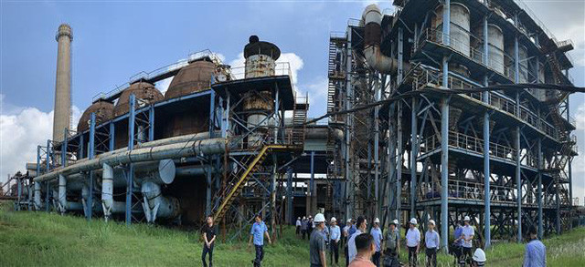 Sau khi khảo sát, Thủ tướng nhấn mạnh, nhiệm vụ quan trọng nhất là khẩn trương tìm được phương án xử lý khả thi nhất cho dự án để báo cáo các cấp có thẩm quyền xem xét, quyết định. Ảnh: TTXVN