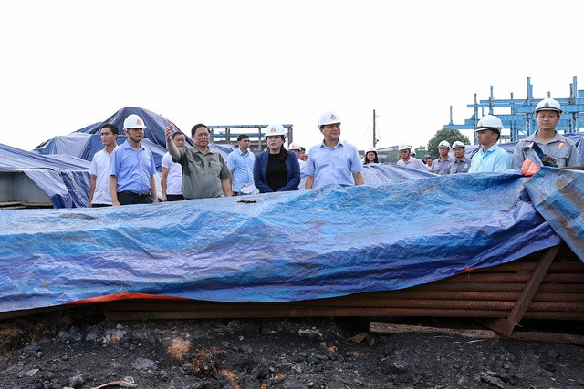 Khu vực kho bãi tập kết vật liệu của nhà máy đang phơi sương gió ngoài trời. Ảnh: Chínhphu