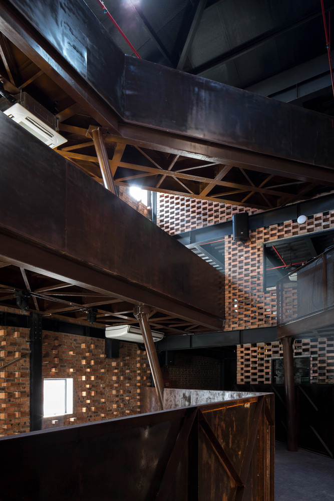 Trái ngược với ngoại thất đơn giản, bên trong căn nhà mở ra không gian ảo diệu và thô mộc.