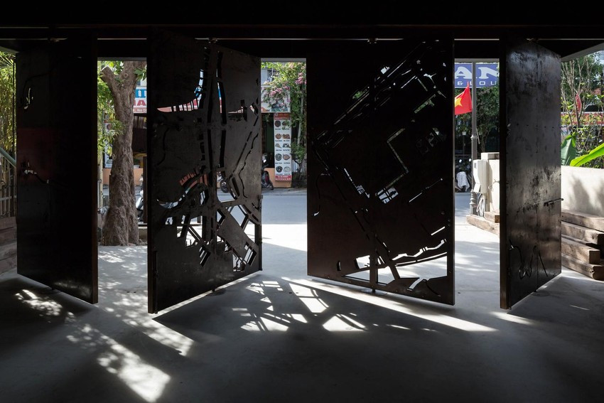 Trên cánh cửa tạo nhiều hình thù mới lạ.