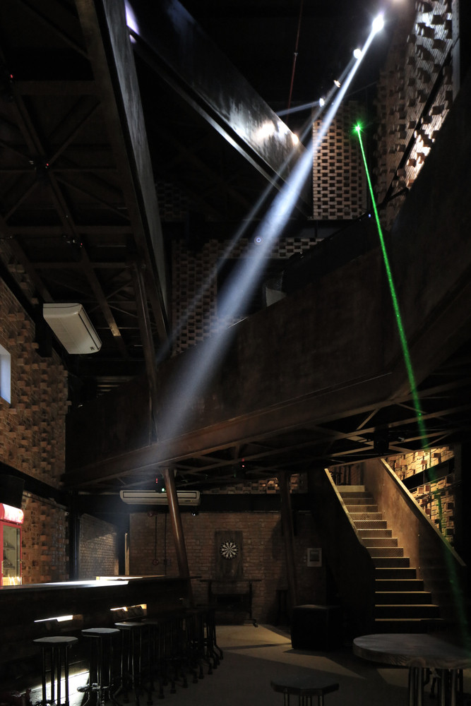 Không gian nội thất bên trong là những tổ hợp thép gỉ, bê tông và gạch thô mộc.