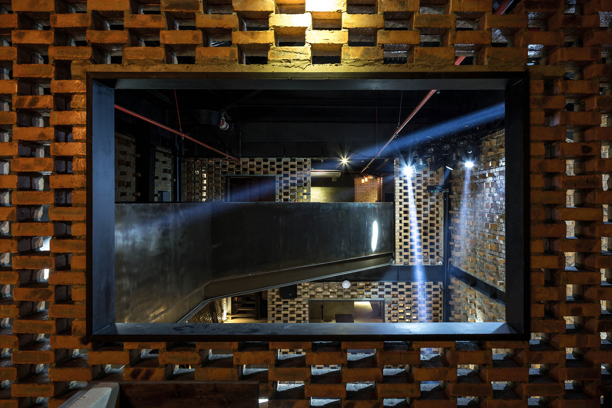 Những viên gạch thô xếp so le nhau dưới ánh đèn tạo hiệu ứng ánh sáng.