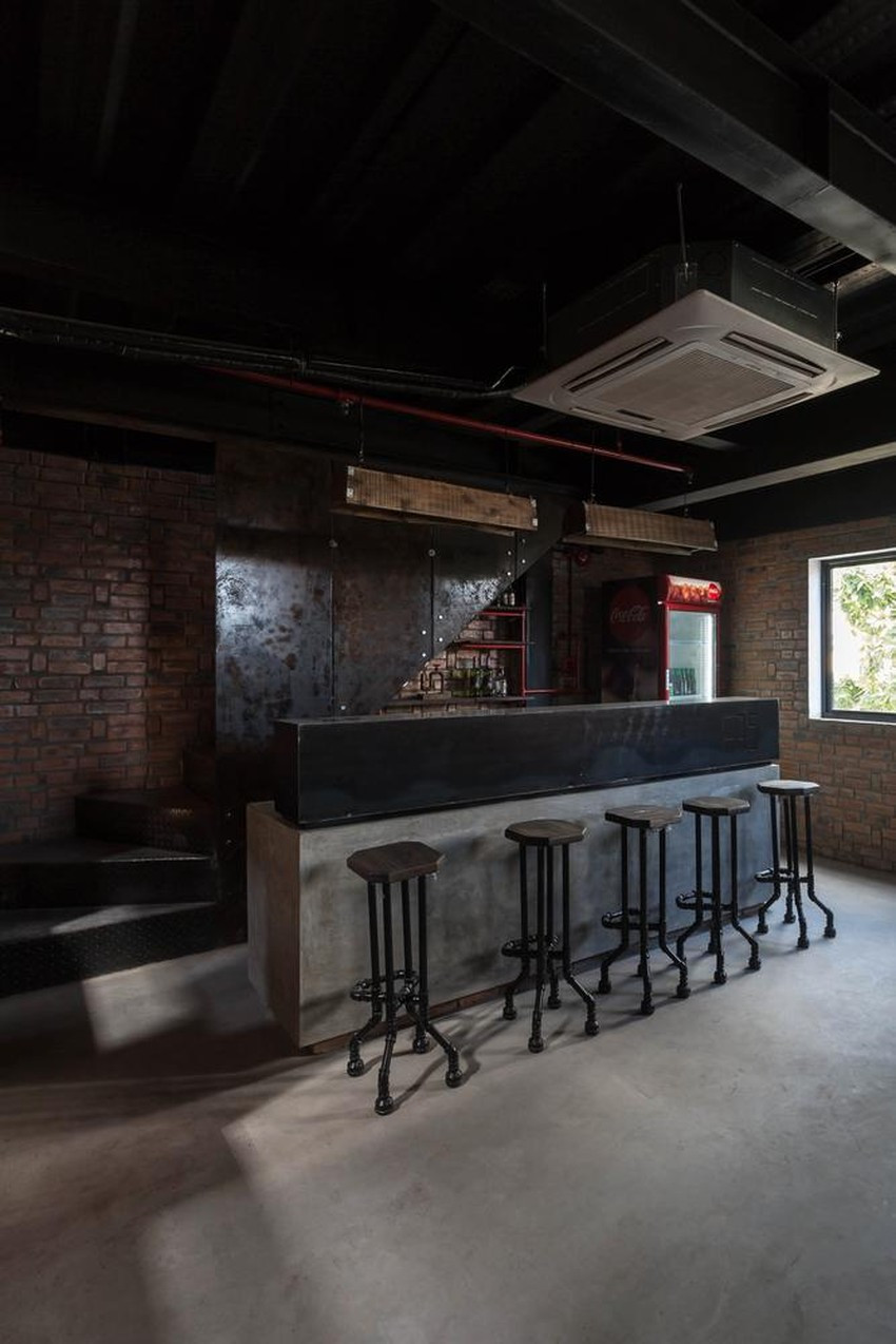 Quầy bar lấy ánh sáng từ cửa sổ.