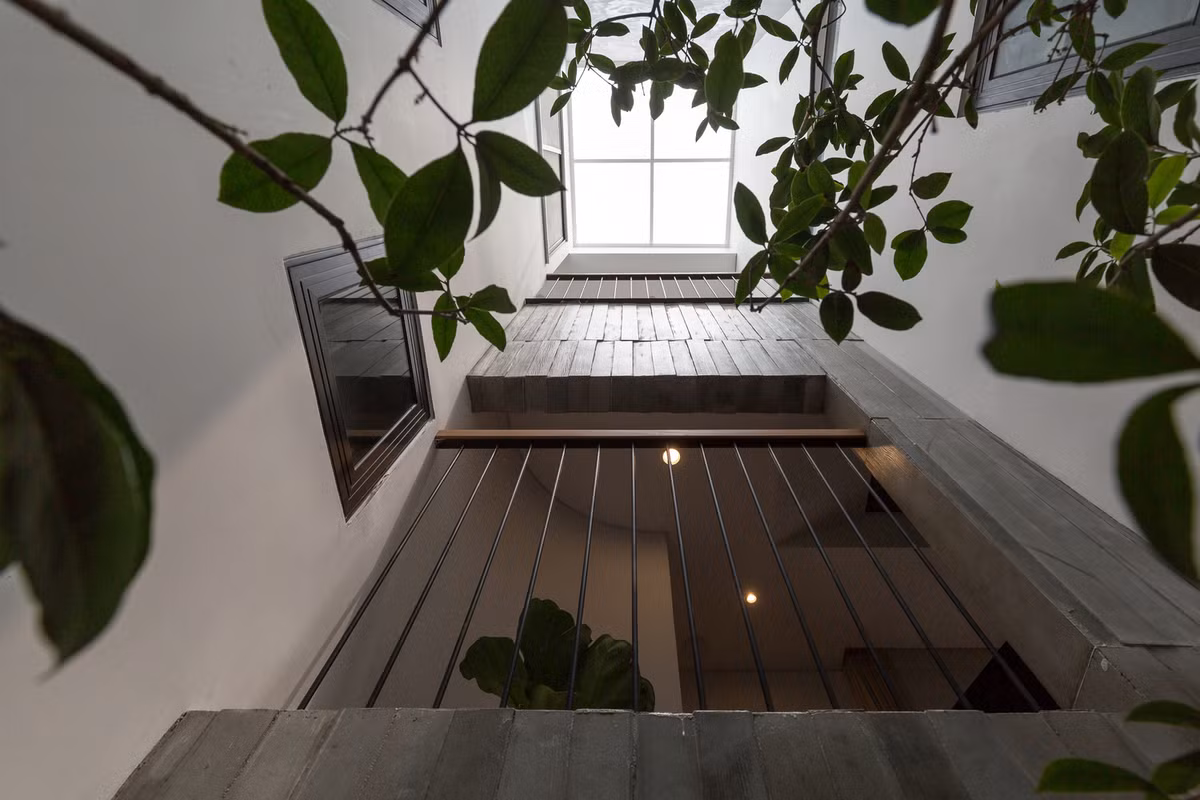 Một khoảng trống ở trung tâm căn nhà được cơi nới, nâng lên để làm sân trong.