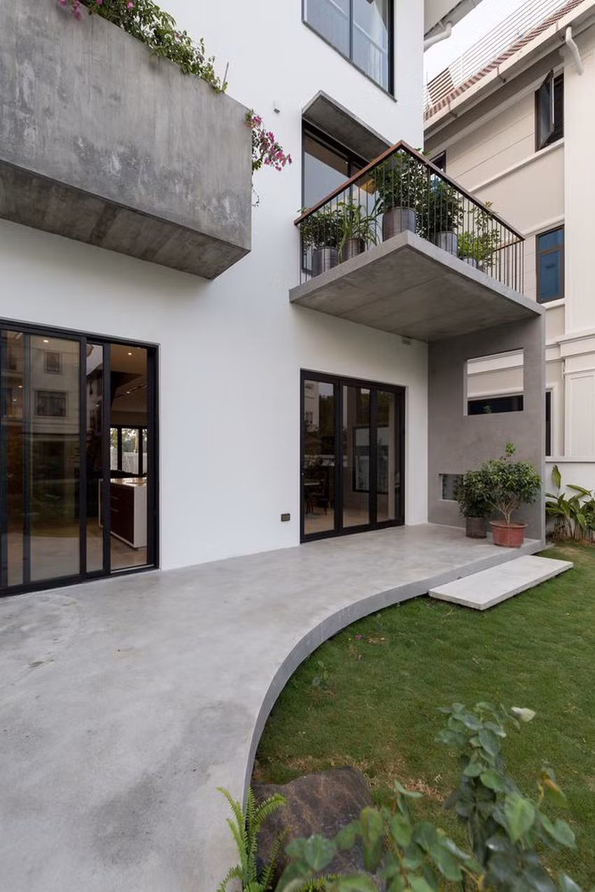 Thiết kế sân trước rộng, bố trí thêm mảng xanh nhằm giảm lượng nhiệt bức xạ và giảm khói bụi, tiếng ồn.