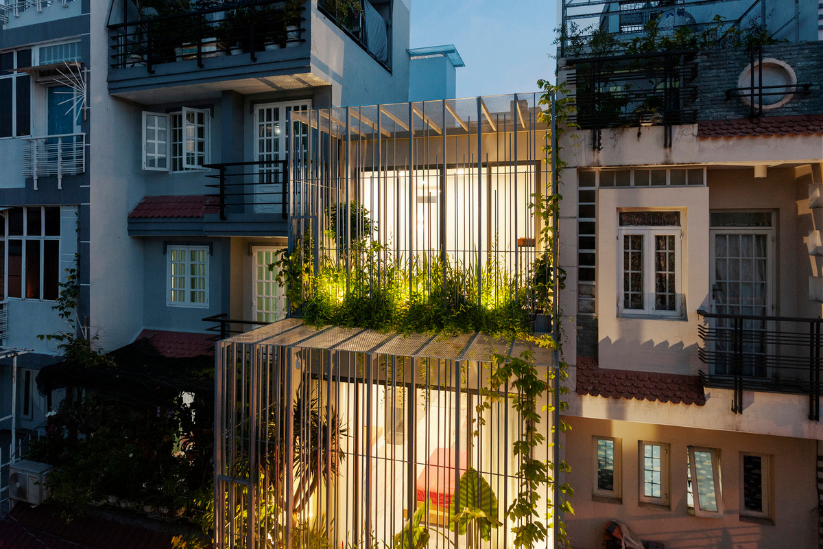 Cage House là công trình được cải tạo từ một ngôi nhà phố 15 năm tuổi trong hẻm nhỏ tại TP HCM.