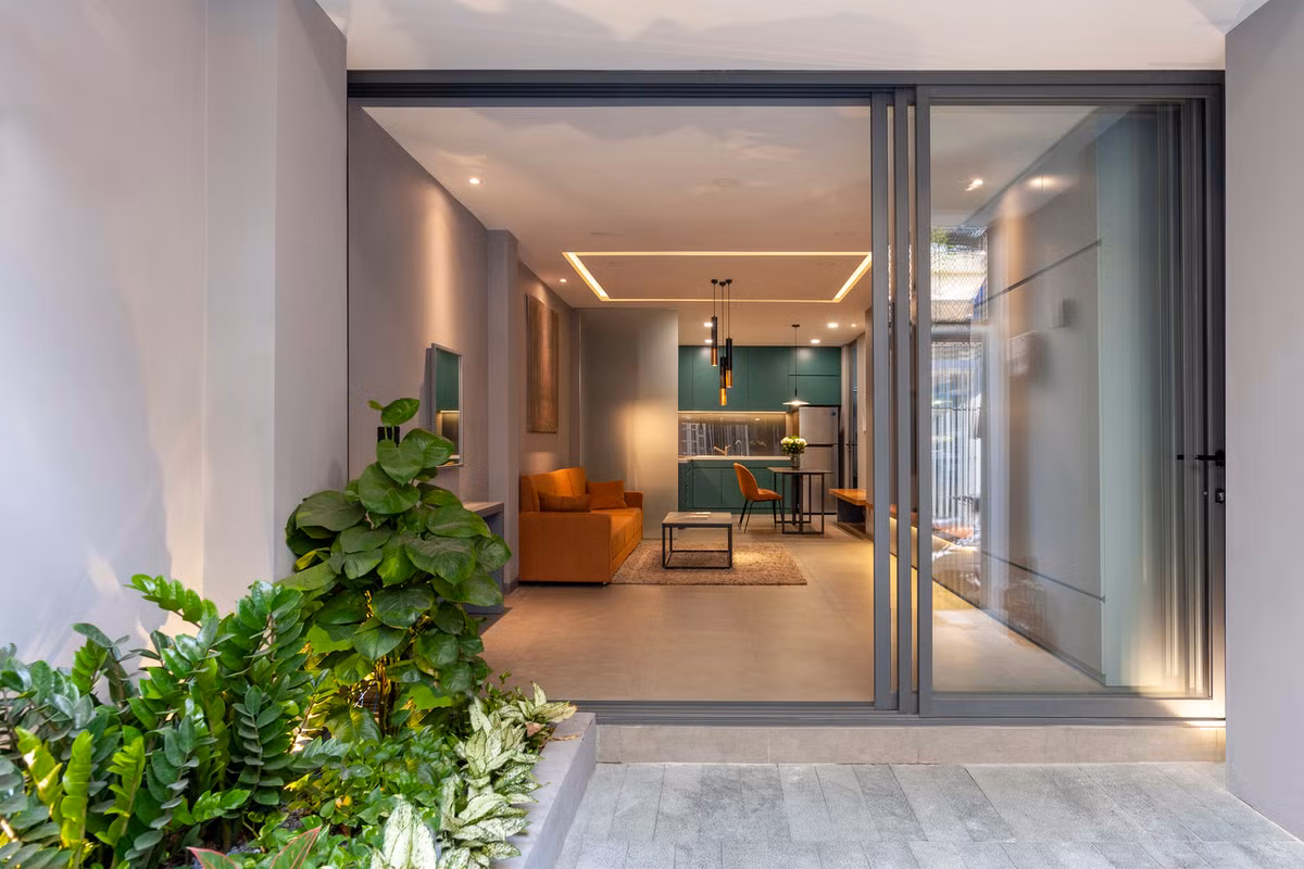 Một ô giếng trời thứ hai được trổ ra ở cuối nhà để cung cấp ánh sáng và thông thoáng cho bếp và phòng ăn.