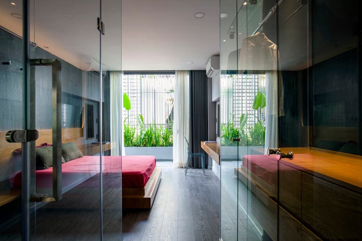 Phòng ngủ và phòng tắm chính ở tầng hai được đưa ra phía trước với hệ vách kính lớn.