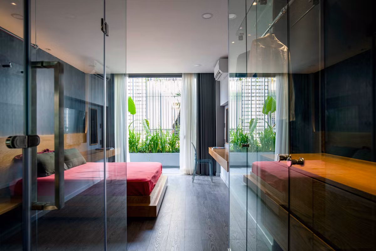 Phòng ngủ và phòng tắm chính ở tầng hai được đưa ra phía trước với hệ vách kính lớn.