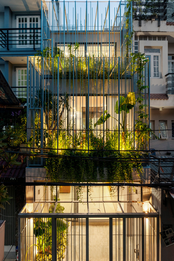 Cuối cùng, mặt đứng cũ được “gọt đẽo” tỉ mỉ và sau đó “gắn” thêm hệ lồng sắt giật cấp, được cấu thành từ những thanh sắt hộp thanh mảnh với khoảng cách biến thiên kết hợp với giàn dây leo bên trên.