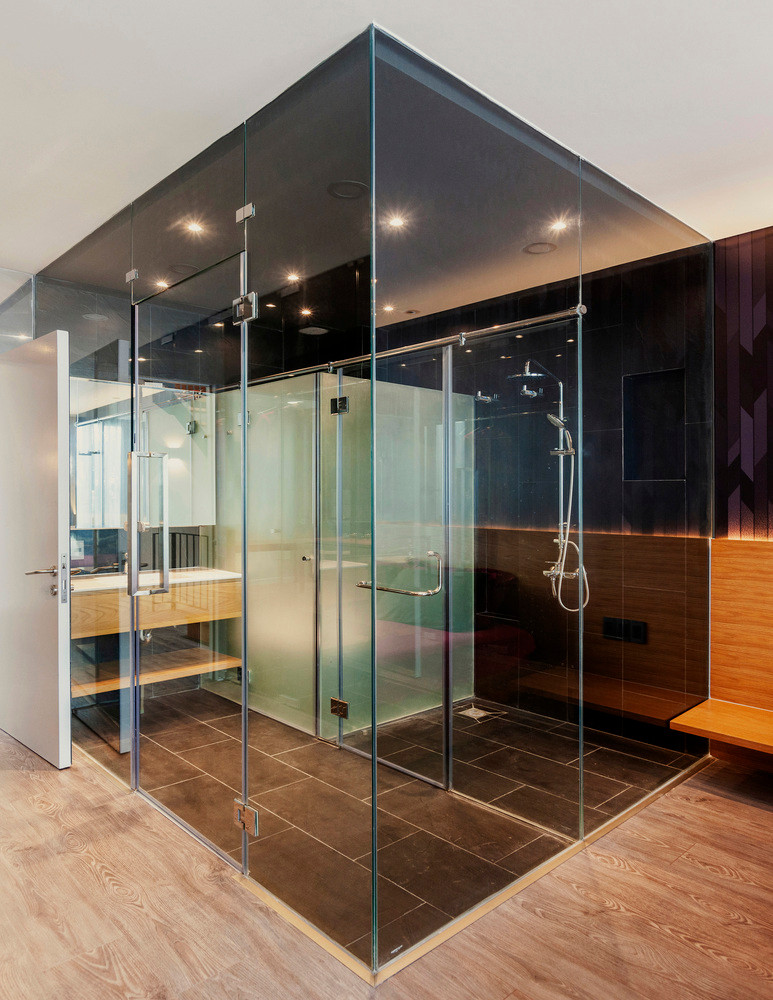 Tầng ba được thiết kế lùi về 2m so với tầng hai và bao gồm phòng ngủ thứ hai, phòng tắm và phòng thờ.