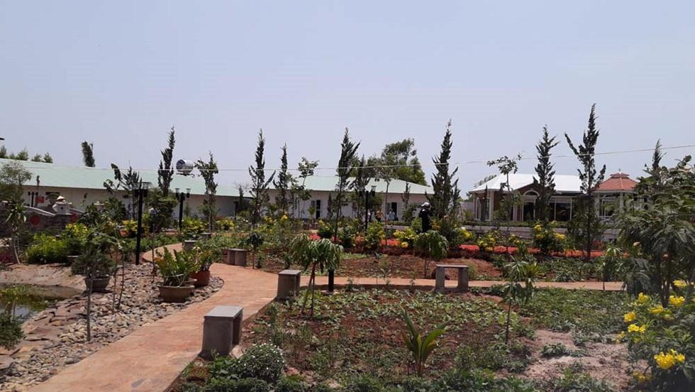 Nữ ca sĩ Hồ Quỳnh Hương cũng từng gây ồn ào khi chi một số tiền không nhỏ để xây dựng khu du lịch Đình Bảo tại Bình Châu (Bà Rịa - Vũng Tàu), trên khuôn viên đất 6000m2. Tuy nhiên, nữ ca sĩ cho biết khu đất chưa phải là khu du lịch mà chỉ đang phục vụ nhu cầu nghỉ dưỡng của gia đình. Ảnh: 2sao