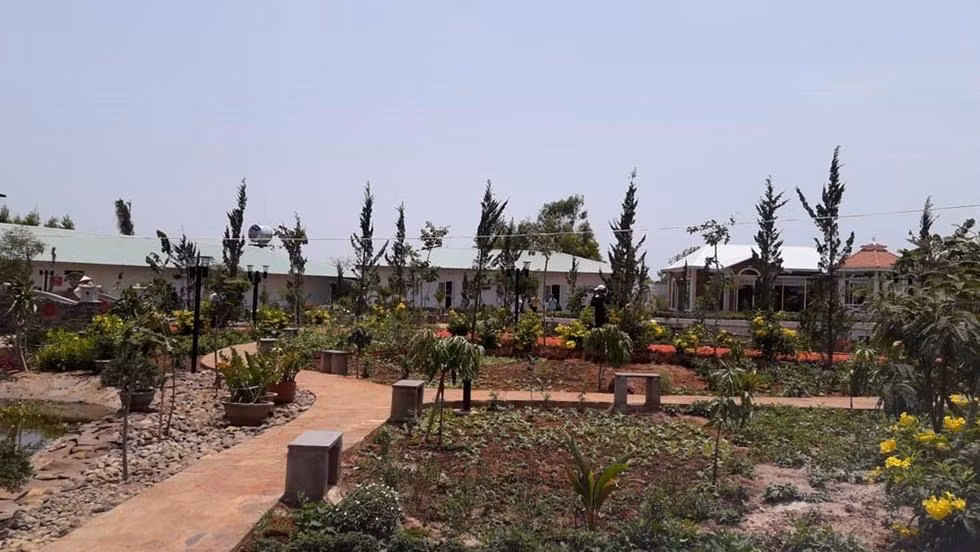 Nữ ca sĩ Hồ Quỳnh Hương cũng từng gây ồn ào khi chi một số tiền không nhỏ để xây dựng khu du lịch Đình Bảo tại Bình Châu (Bà Rịa - Vũng Tàu), trên khuôn viên đất 6000m2. Tuy nhiên, nữ ca sĩ cho biết khu đất chưa phải là khu du lịch mà chỉ đang phục vụ nhu cầu nghỉ dưỡng của gia đình. Ảnh: 2sao