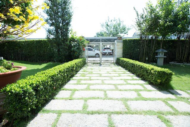 Căn biệt thự của Hồ Quỳnh Hương được xây dựng và trang trí theo phong cách hoàng gia, xung quanh có cây xanh, hồ bơi... đầy đủ các tiện ích. Ảnh: Vietnamnet