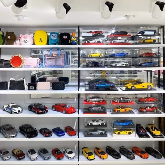 Trong nhà dành một góc để bộ sưu tập mô hình ô tô của Tâm Nguyễn. Ảnh: Instagram