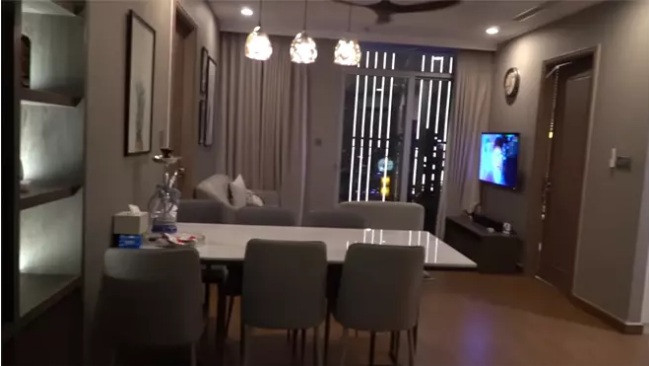 Căn hộ có 2 phòng, một phòng khách, bếp, nhà vệ sinh, ban công,...Ảnh chụp màn hình